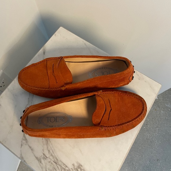 Women’s Tods orange suede loafer size 8.5 fits like an 8 - Picture 9 of 11